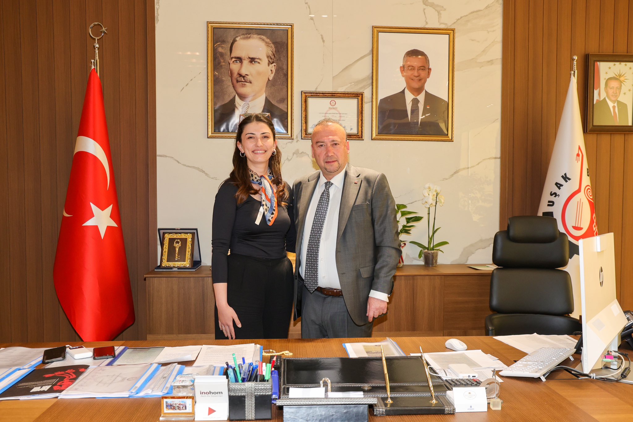 Uşak Belediye Başkanı Özkan Yalım, Hayırlı Olsun Ziyaretine Gelen Hemşehrilerini Makamında Ağırlıyor