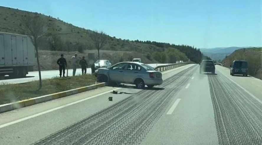 Direksiyon Hakimiyetini Kaybeden Sürücü Kaza Yaptı