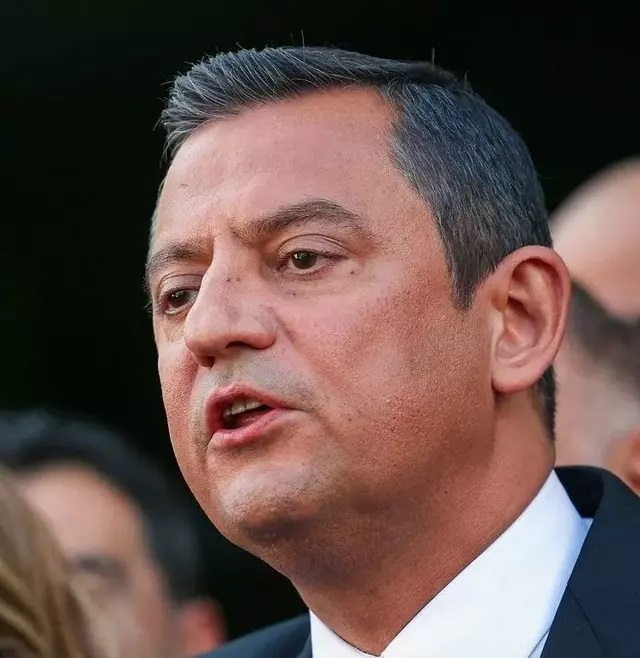 CHP Lideri Özel, Yeni Stili İle Gündem Oldu