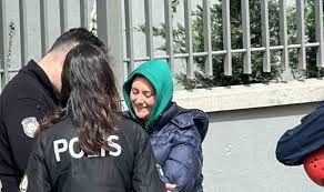 Balkonda Genç Kızı Kurtarma Operasyonu: Sigara İçerken Kilitli Kaldı, Kurtarılınca Kendi Haline Güldü