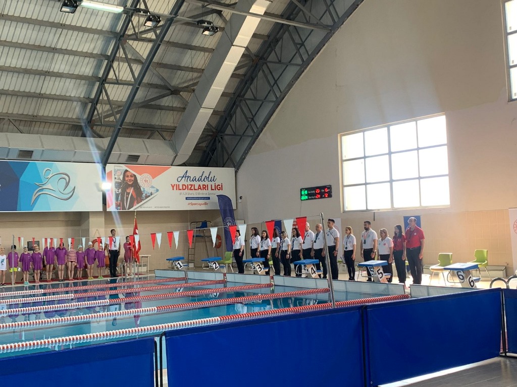 AFYON'DA 23 NİSAN YÜZME ŞENLİĞİ'NDE HEYECAN