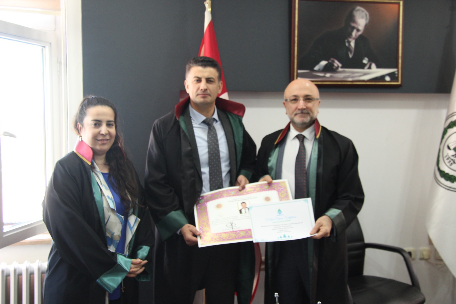 Genç Avukat Cübbesini Giydi Başkan Şahin Ruhsatını Takdim Etti