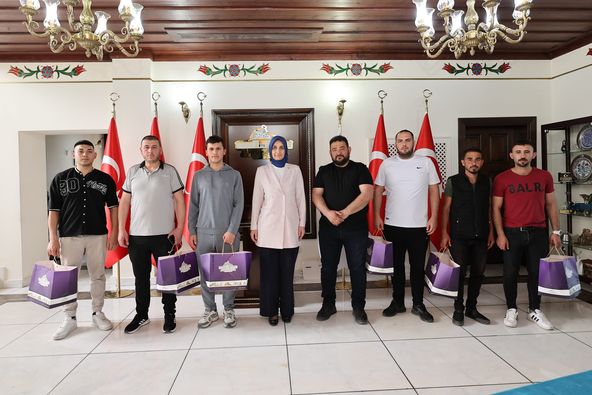 Vali Yiğitbaşı  Ataköy Sporcularını Makamında Ağırladı