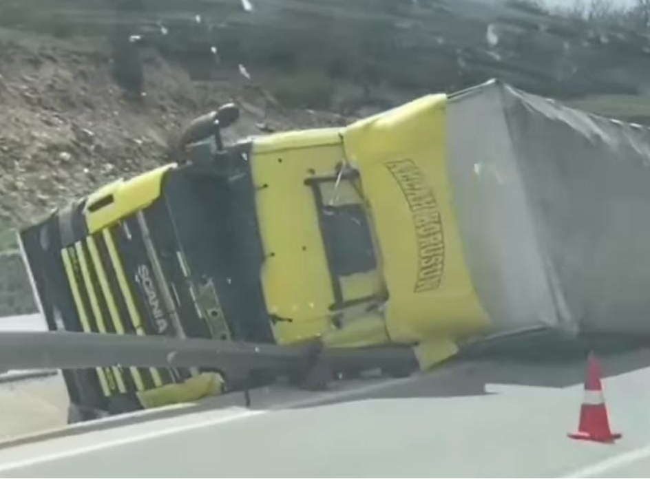 Kontrolden Çıkan TIR Refüje Devrildi