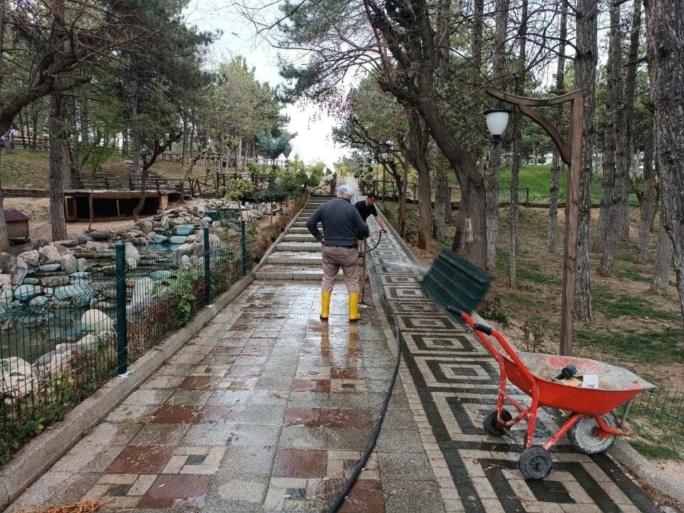 BAŞKAN AYNACI  HORASAN PARKININ ÇEHRESİNİ DEĞİŞTİRİYOR