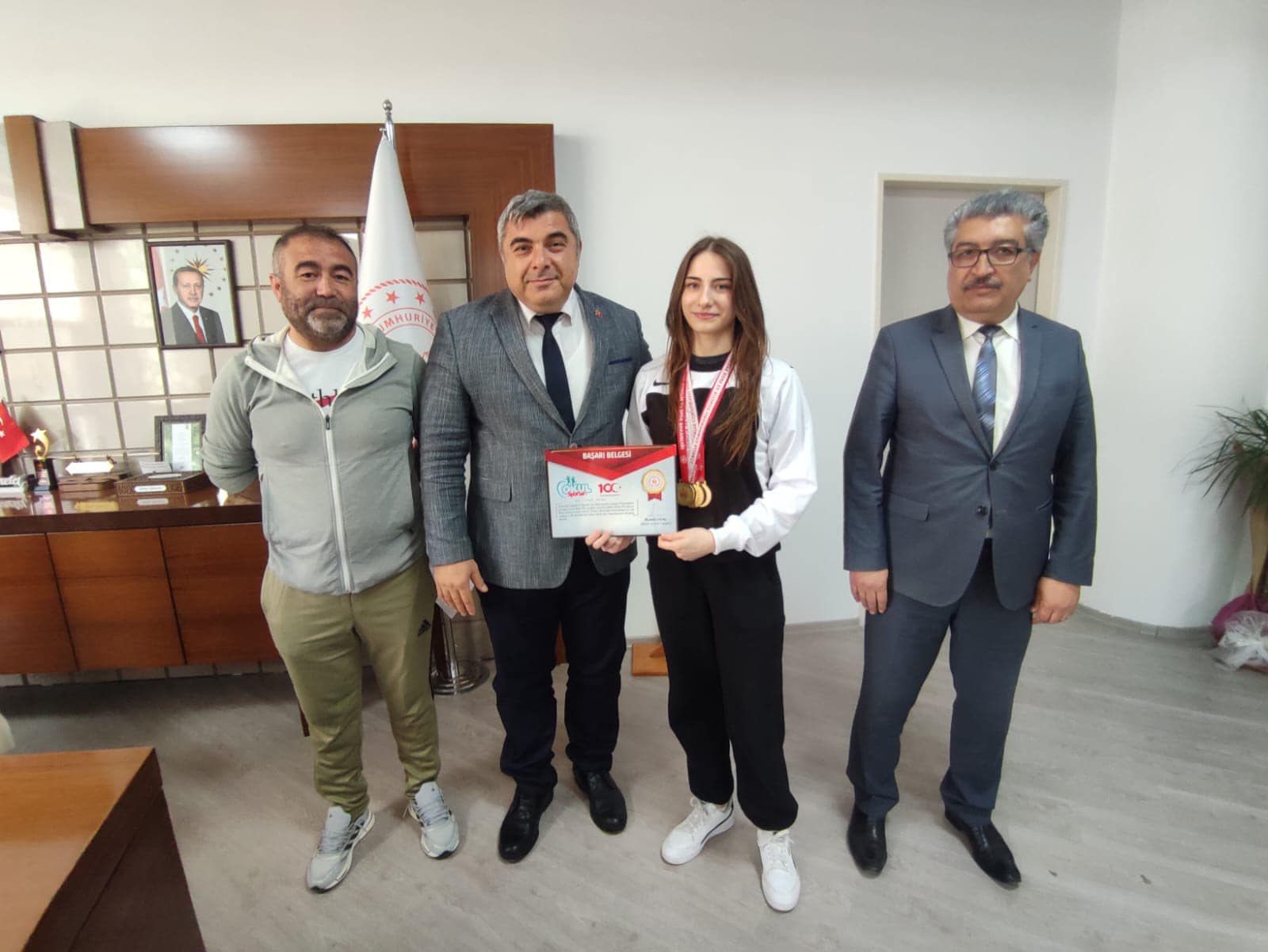 Müdür Sünnetci, Şampiyona Rakip Çıktı