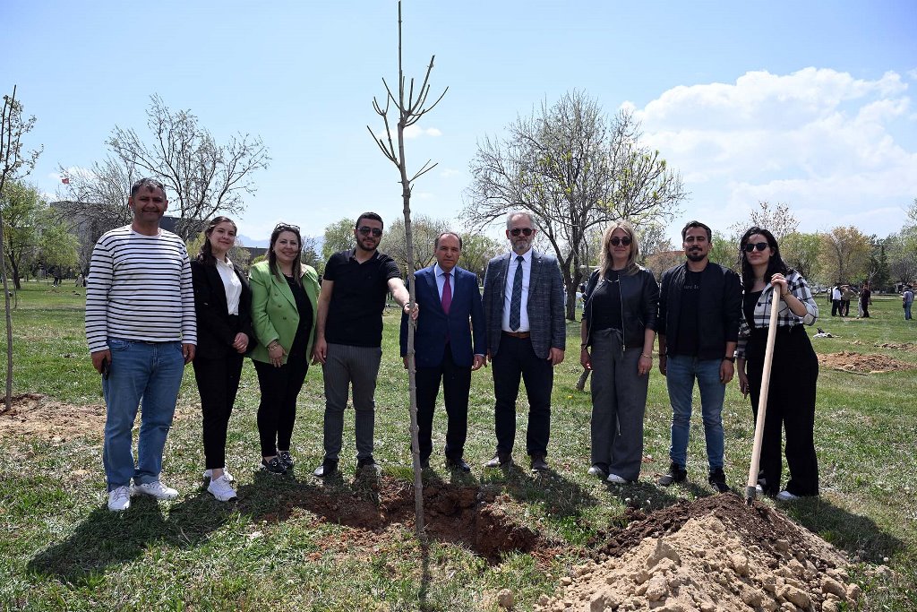 AKÜ'DE 550 FİDAN TOPRAKLA BULUŞTU