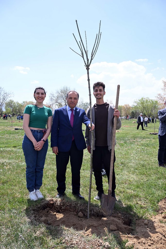 AKÜ'DE 550 FİDAN TOPRAKLA BULUŞTU