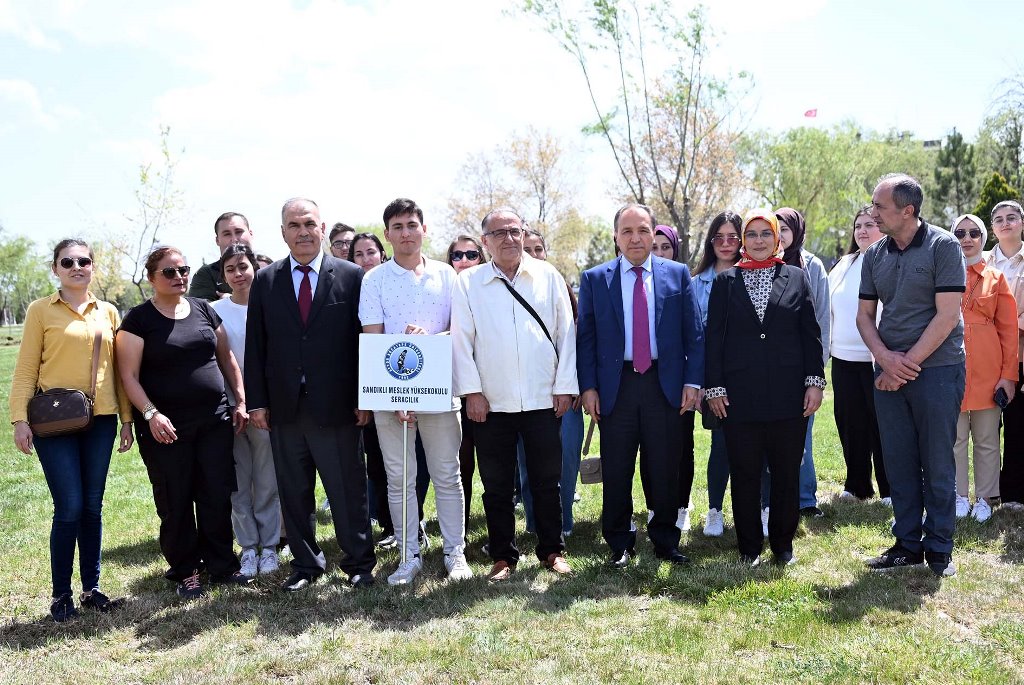AKÜ'DE 550 FİDAN TOPRAKLA BULUŞTU