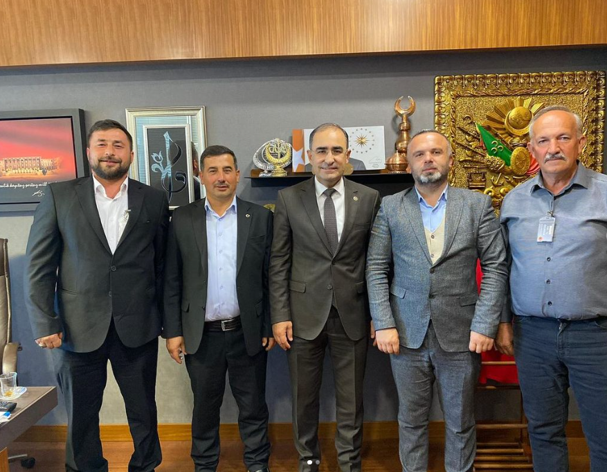 Gazi Meclisine Anlamlı Ziyaret: Ak Parti İl Yönetim Kurulu Üyesi Hasan Arslan ve Kızılören İlçe Yetkilileri Gaziyi Ziyaret Etti