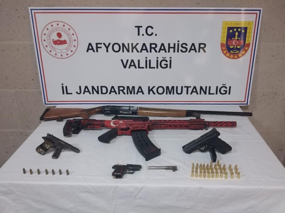 Ellerindeki Ruhsatsız Tabanca ve Tüfekleri Satamadan Yakalandılar