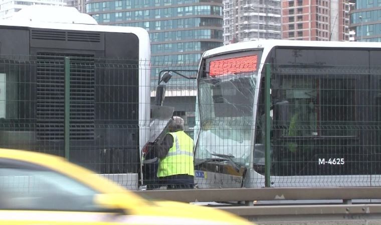 2 Metrobüs Kaza Yaptı: Yolcular Tahliye Edildi
