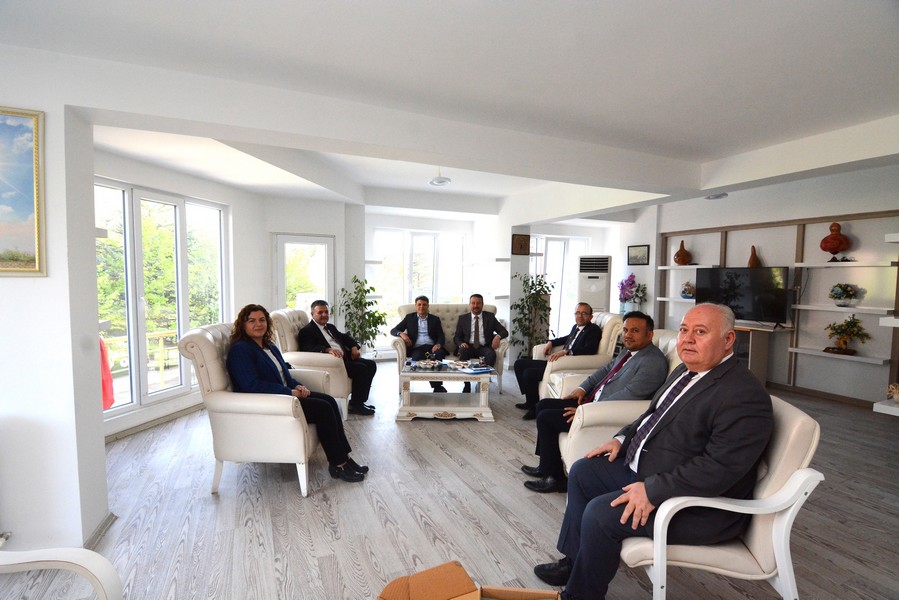 BAŞKAN ADNAN ÖZTAŞ KAYMAKAM ÖNDER ÇENGEL VE KÜTÜPHANELER GENEL MÜDÜR YARDIMCISI MEHMET DEMİR İLE BİR ARAYA GELDİ