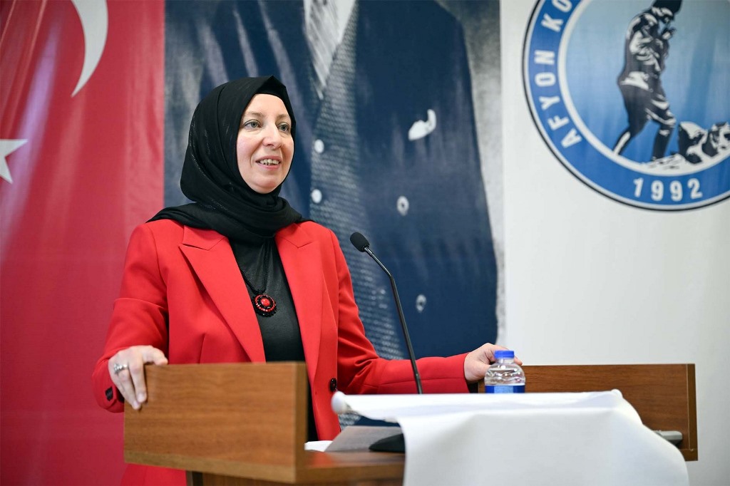 AKÜ'DE CAM TAVAN SENDROMU KONUŞULDU