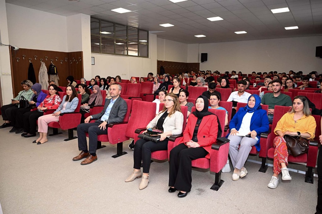 AKÜ'DE CAM TAVAN SENDROMU KONUŞULDU