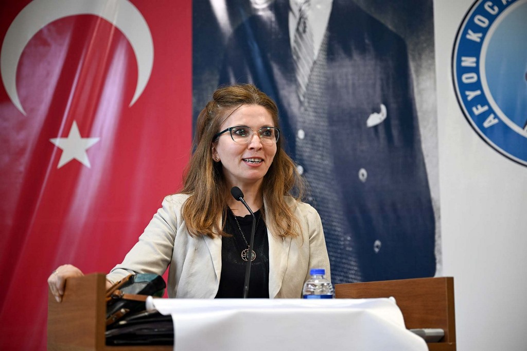 AKÜ'DE CAM TAVAN SENDROMU KONUŞULDU