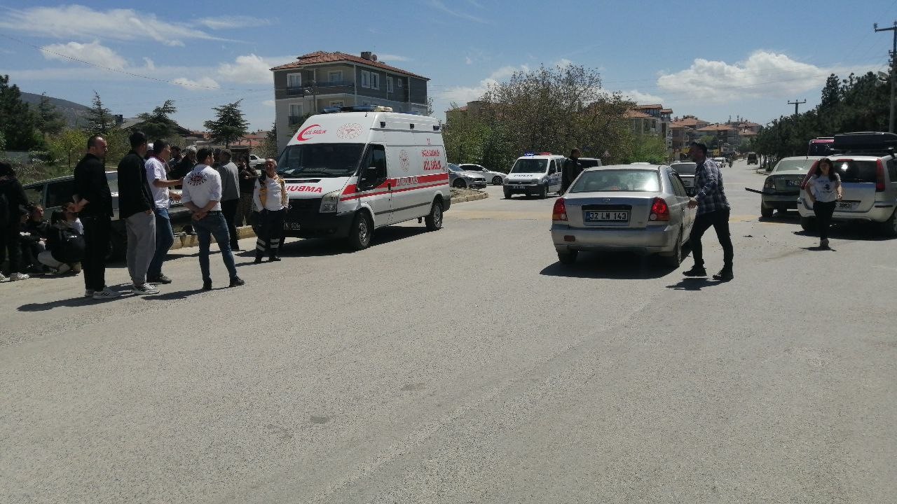 Ehliyetsiz Sürücü Ortalığı Karıştırdı: Kendi Aracı Kaldırıma Çarptı, 2 Araç Birbirine Girdi