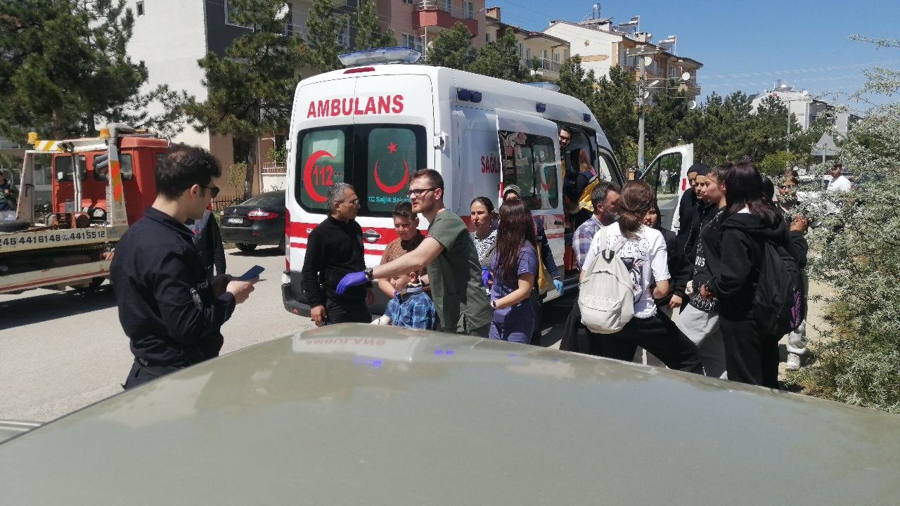 Ehliyetsiz Sürücü Ortalığı Karıştırdı: Kendi Aracı Kaldırıma Çarptı, 2 Araç Birbirine Girdi