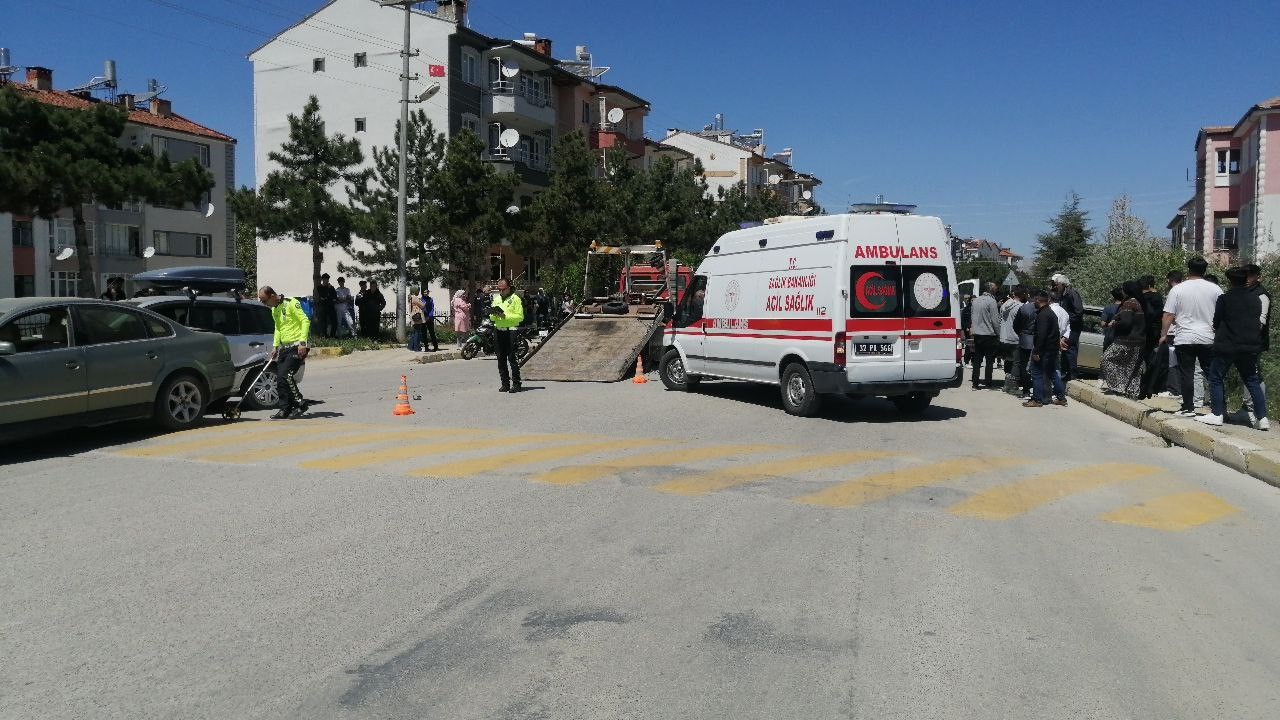Ehliyetsiz Sürücü Ortalığı Karıştırdı: Kendi Aracı Kaldırıma Çarptı, 2 Araç Birbirine Girdi