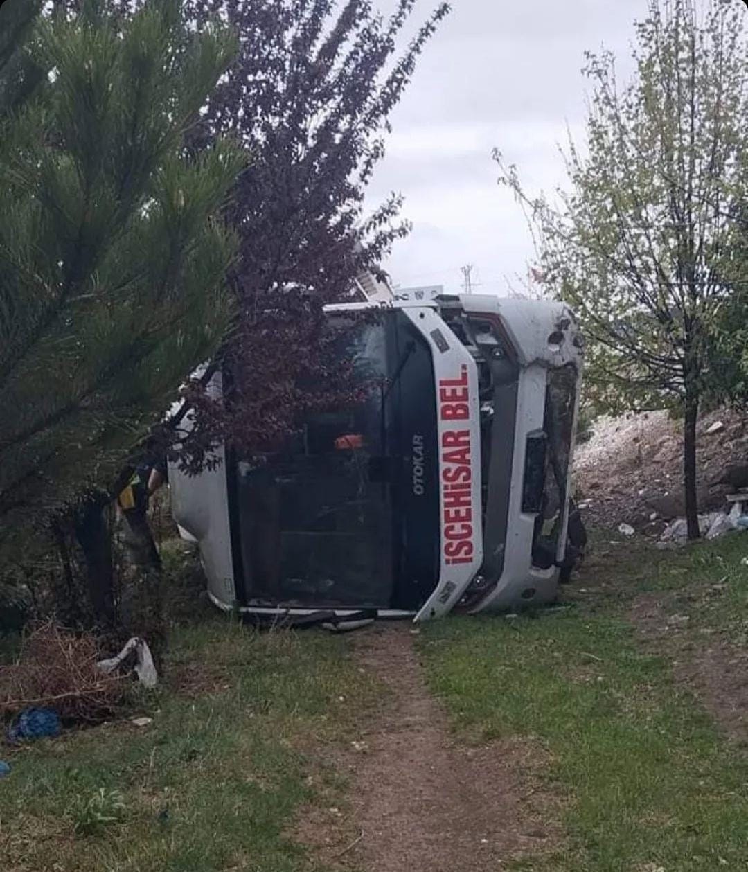 Susuz Mevkiinde Kontrolden Çıkan Minibüs Şarampole Devrildi