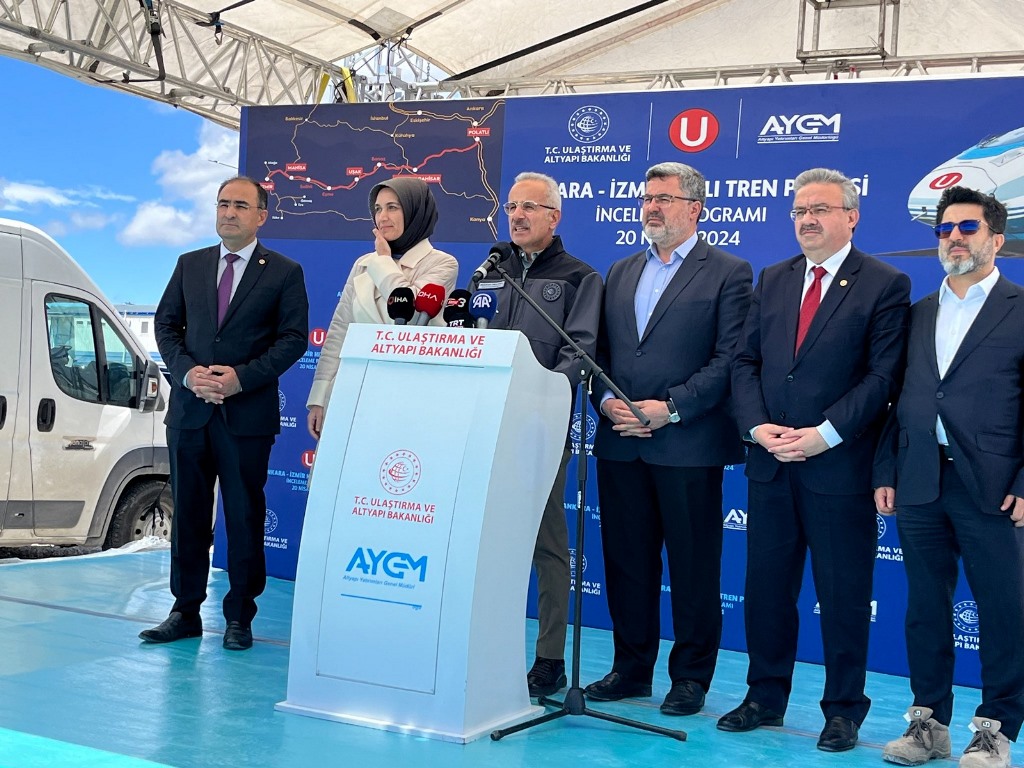 BAKAN URALOĞLU ANKARA-İZMİR YÜKSEK HIZLI TREN HATTI İÇİN TARİH VERDİ