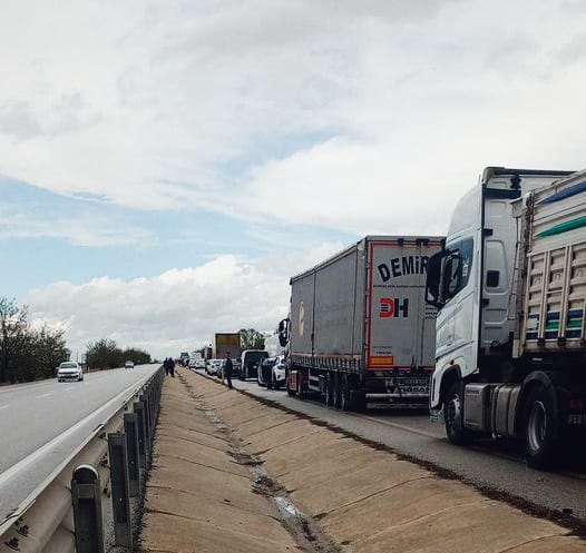 Afyon'da trafik kazası yolu kapadı...Uzun araç kuyrukları oluştu!
