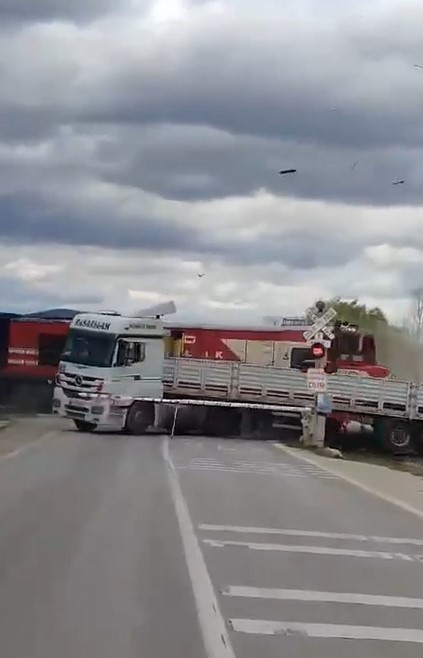 Hemzemin Geçitte Mahsur Kalan Tıra Tren Çarptı... Feci Kaza Kamerada