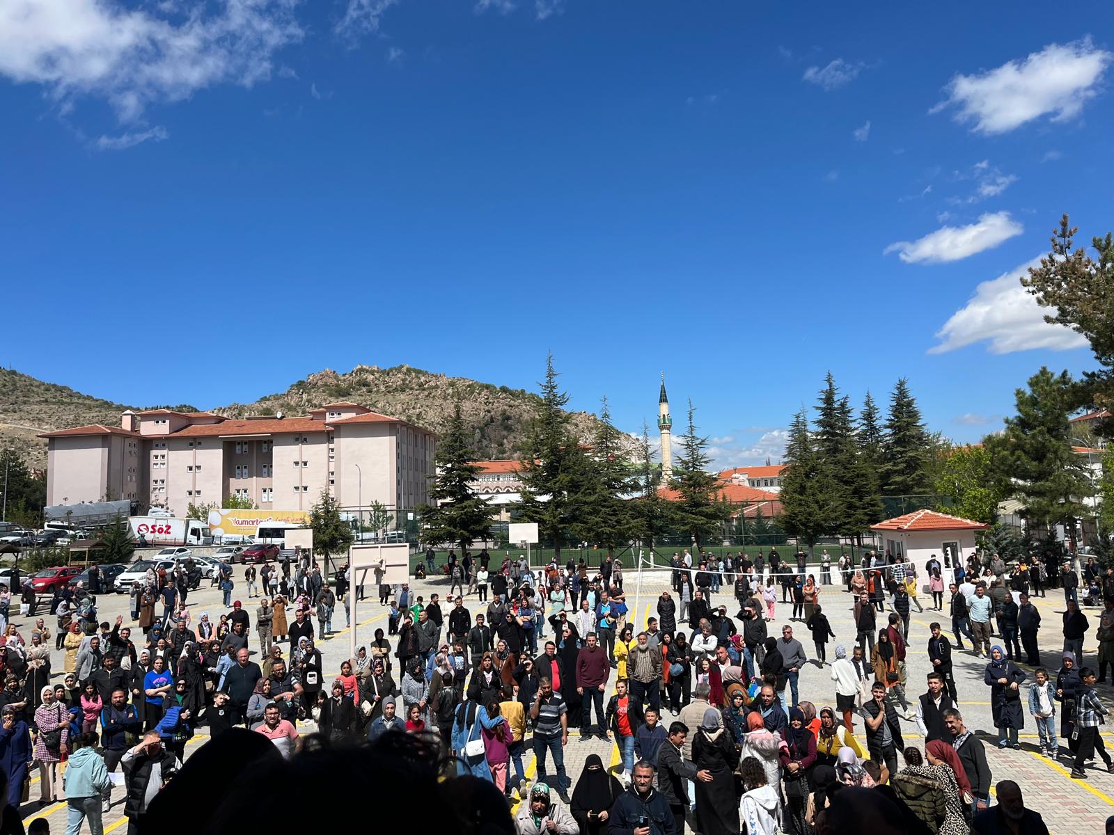 Afyonkarahisar Heyecanla Dolu: 2024 DPYB Bursluluk Sınavı Çocuklar ve Velileri Heyecanlandırdı!