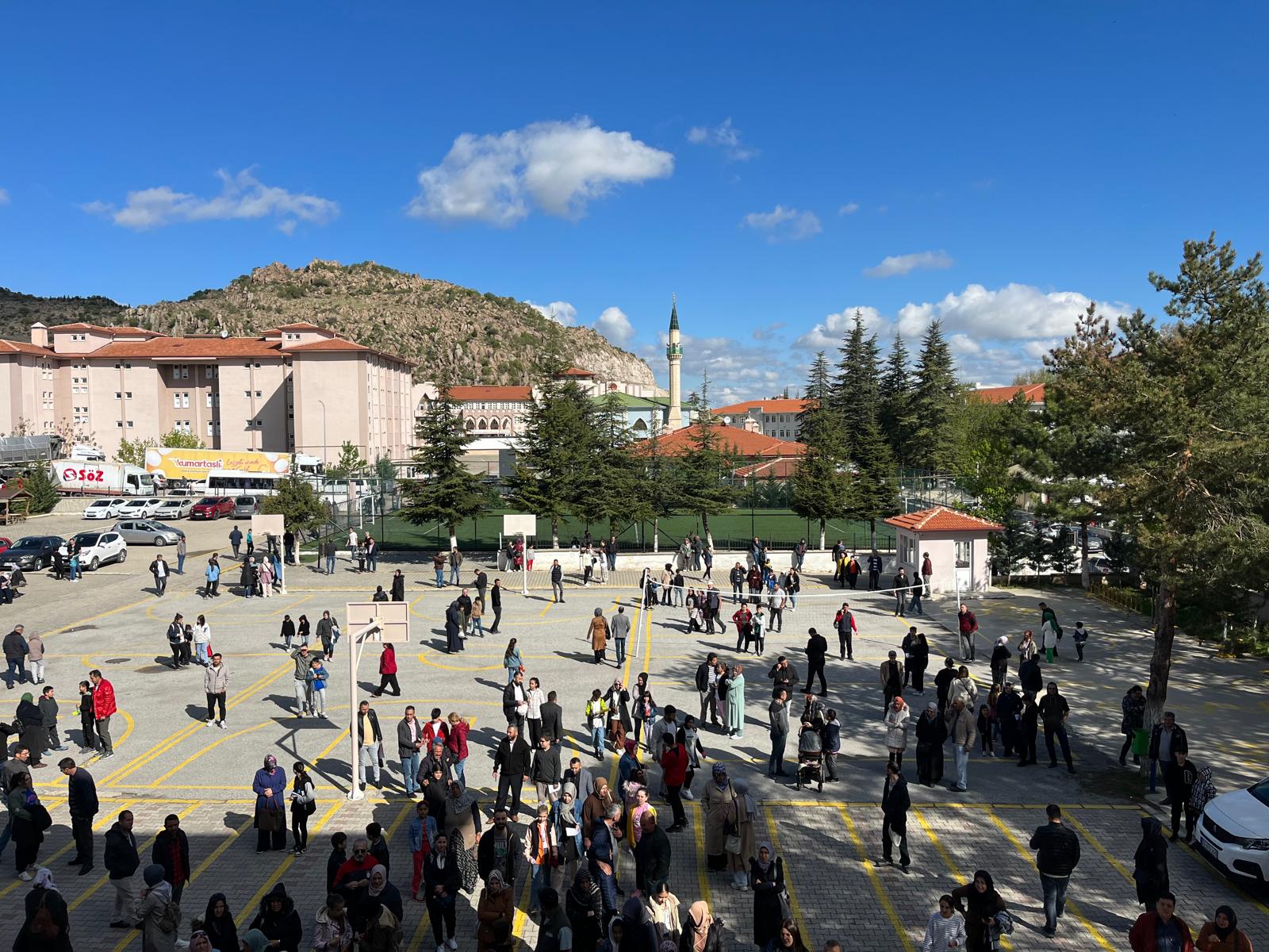 Afyonkarahisar Heyecanla Dolu: 2024 DPYB Bursluluk Sınavı Çocuklar ve Velileri Heyecanlandırdı!