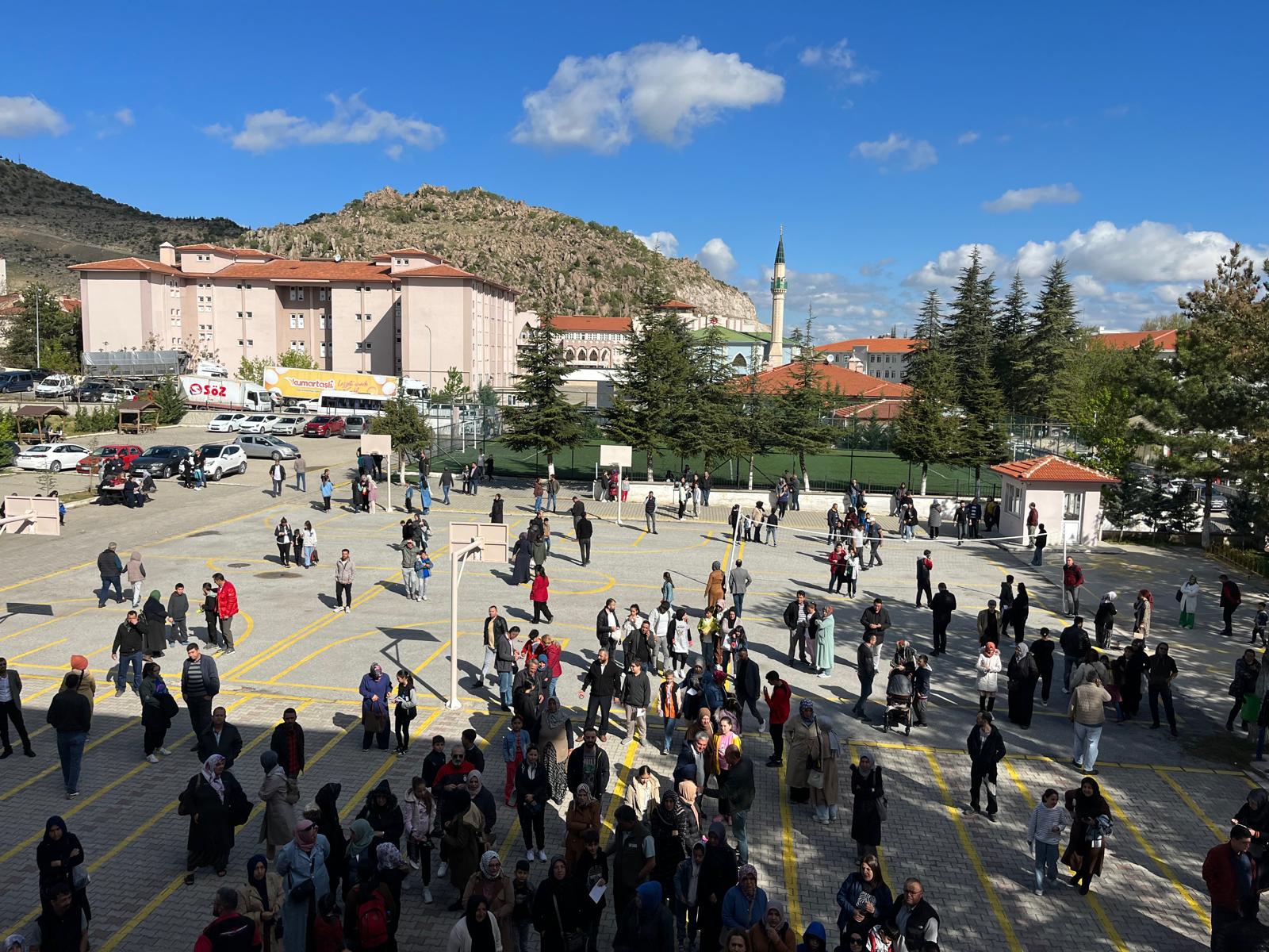 Afyonkarahisar Heyecanla Dolu: 2024 DPYB Bursluluk Sınavı Çocuklar ve Velileri Heyecanlandırdı!