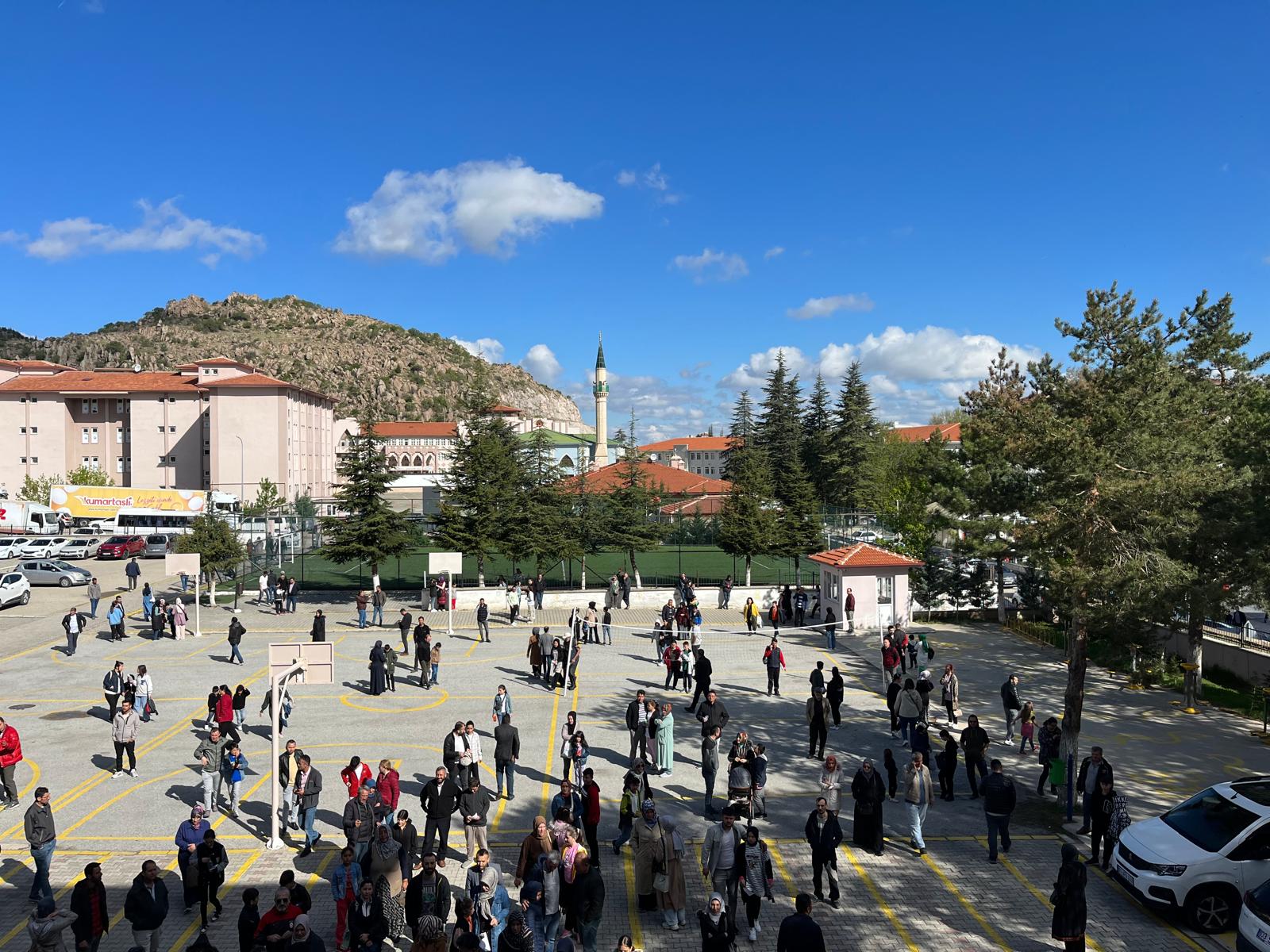 Afyonkarahisar Heyecanla Dolu: 2024 DPYB Bursluluk Sınavı Çocuklar ve Velileri Heyecanlandırdı!