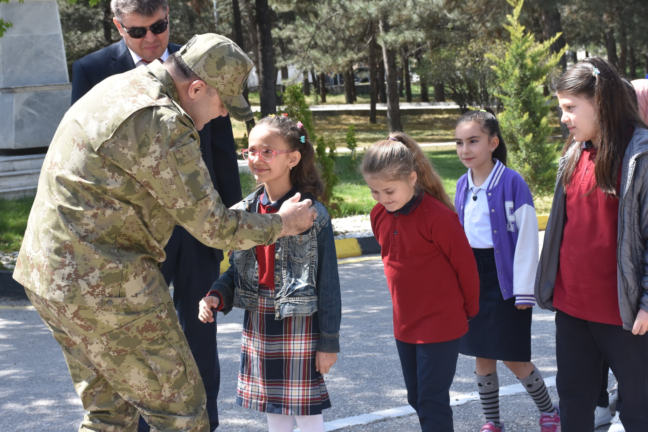 İkmal ve Garnizon Komutanlığı Kapılarını Çocuklara Açtı