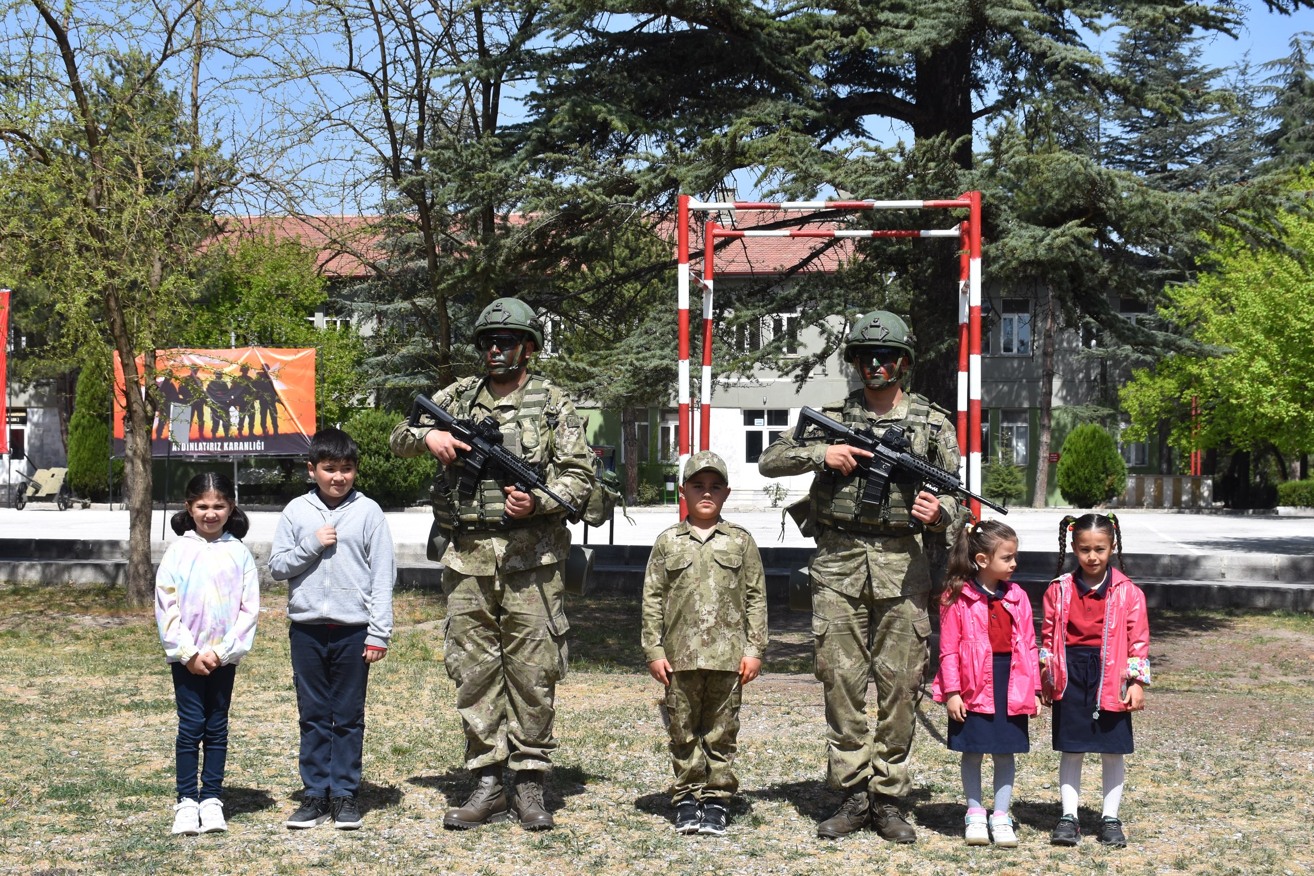 İkmal ve Garnizon Komutanlığı Kapılarını Çocuklara Açtı
