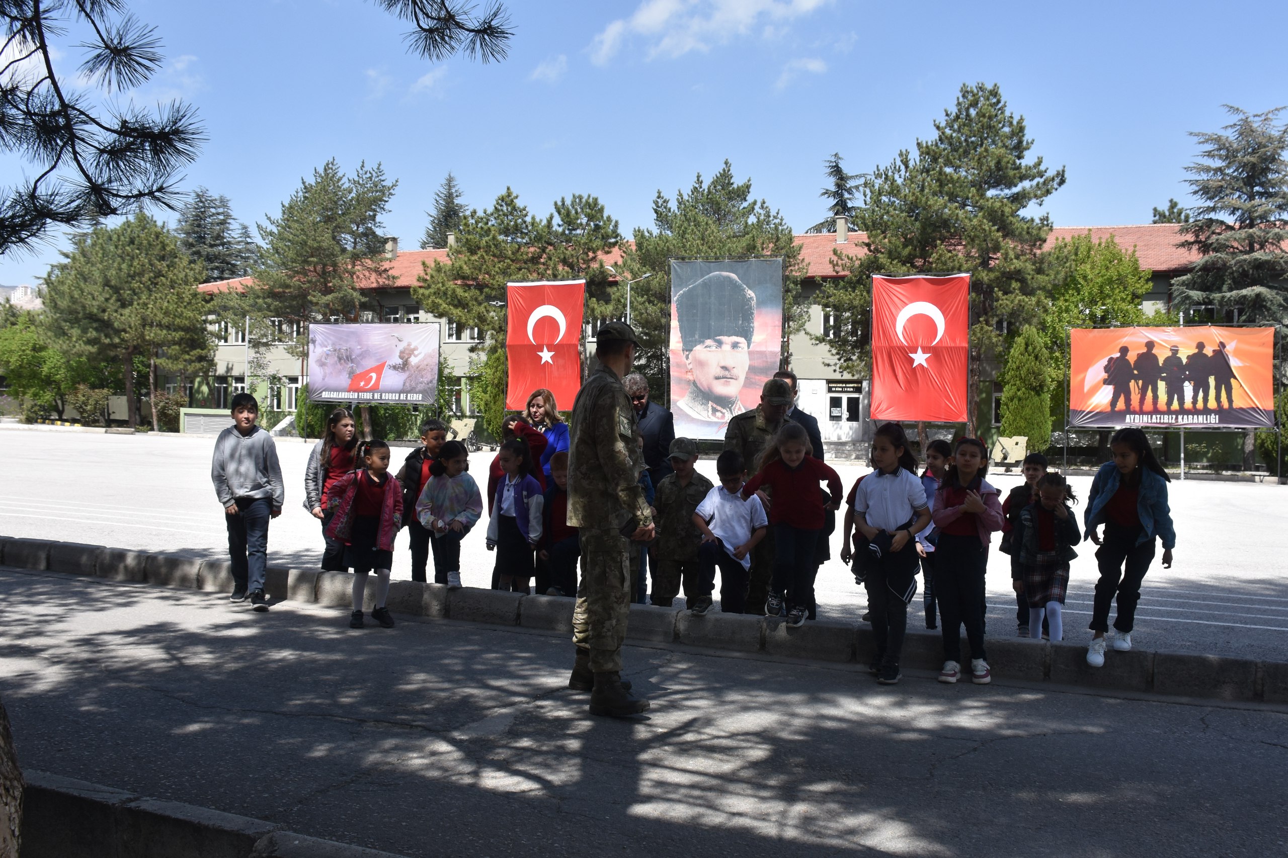 İkmal ve Garnizon Komutanlığı Kapılarını Çocuklara Açtı