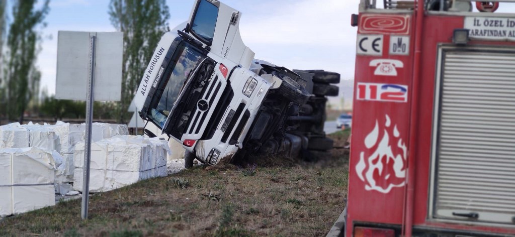 AFYON'DA KONTROLDEN ÇIKAN SELÜLOZ YÜKLÜ TIR DEVRİLDİ