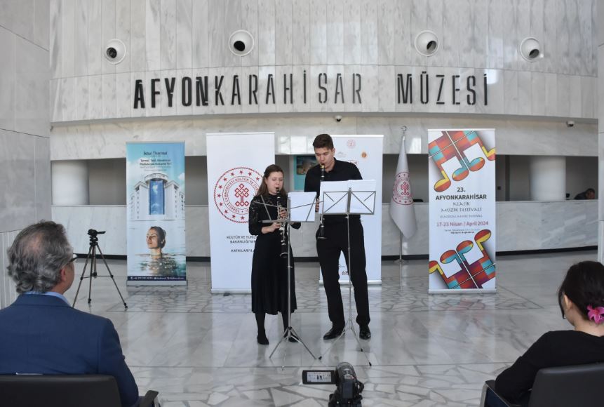 AFYON'DA MÜZİK ŞÖLENİ ÇEKYALI GRUPLA DEVAM ETTİ