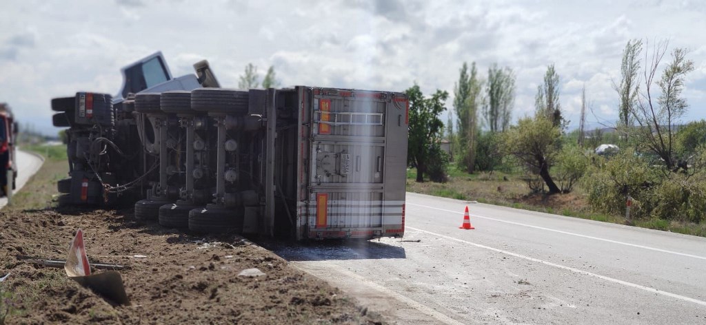 AFYON'DA KONTROLDEN ÇIKAN SELÜLOZ YÜKLÜ TIR DEVRİLDİ