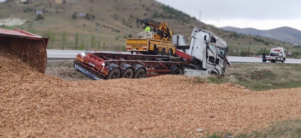TALAŞ YÜKLÜ TIR DEVRİLDİ, SÜRÜCÜSÜ YARALANDI