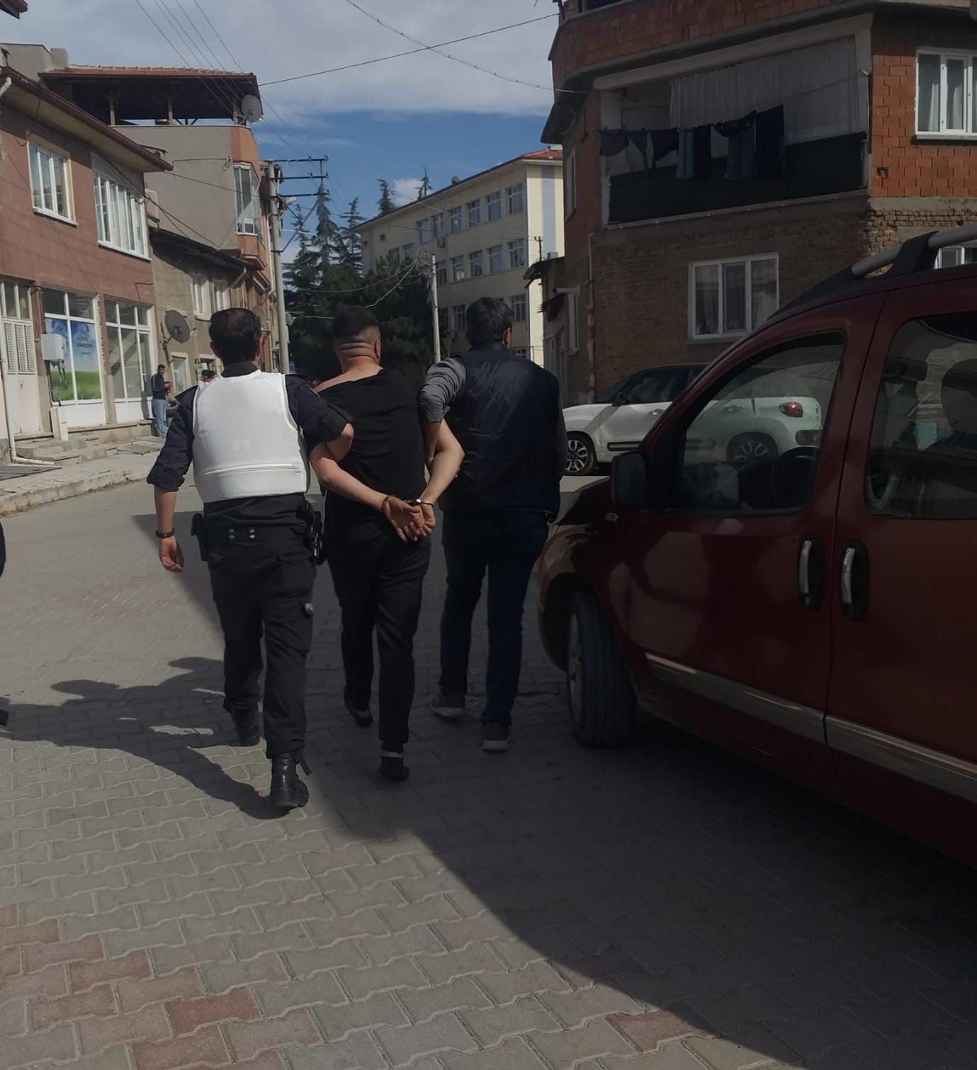AFYON'DA CEZAEVİ FİRARİSİ ÇATIDAN ÇATIYA ATLAYARAK KAÇMAYA ÇALIŞTI