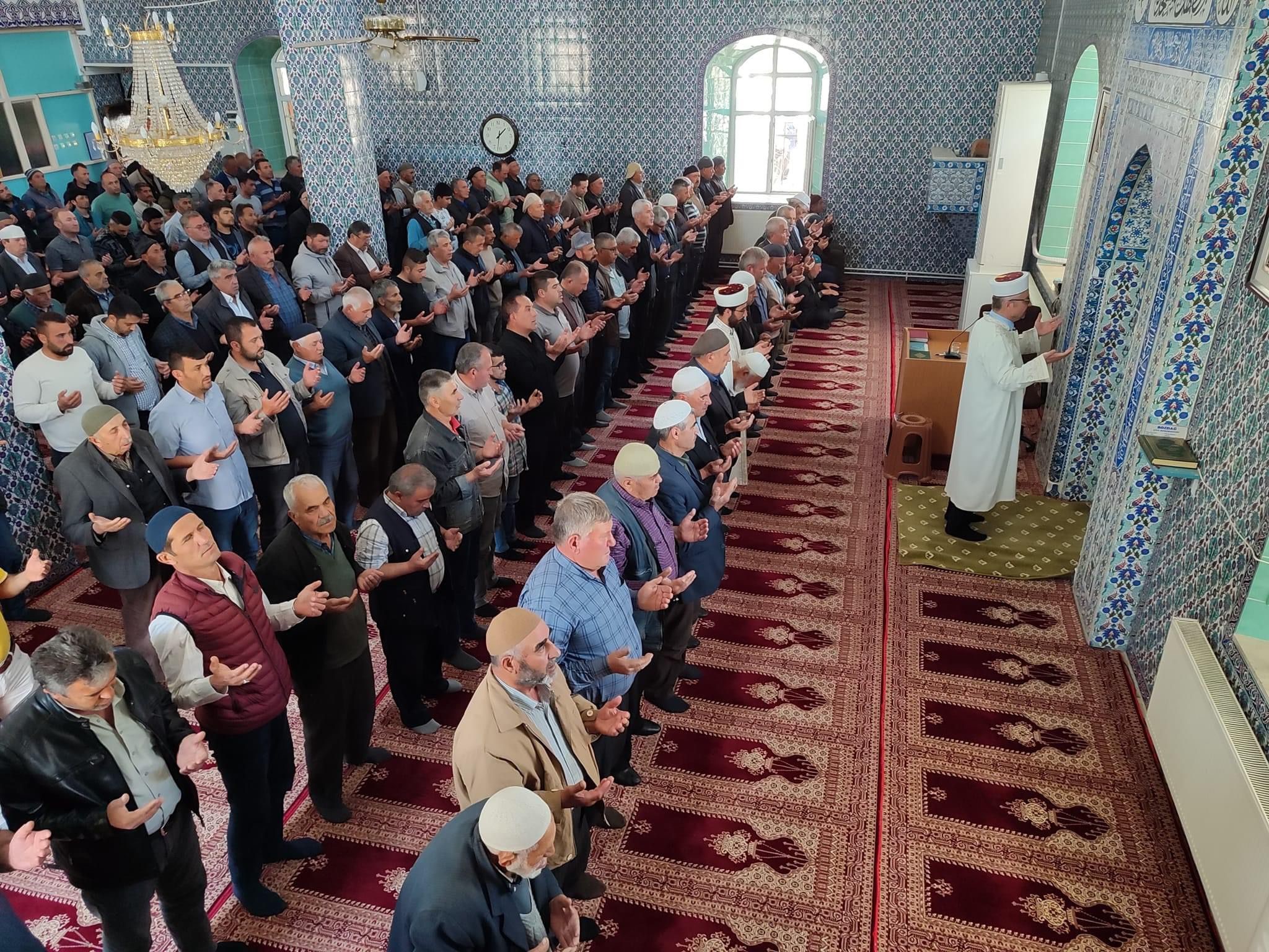 YAĞMUR DUASINA ÇIKIP, HAYIR YEMEĞİ DAĞITTILAR