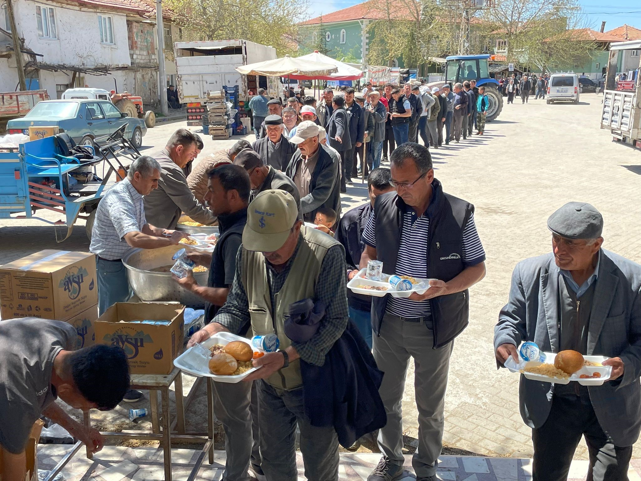 YAĞMUR DUASINA ÇIKIP, HAYIR YEMEĞİ DAĞITTILAR