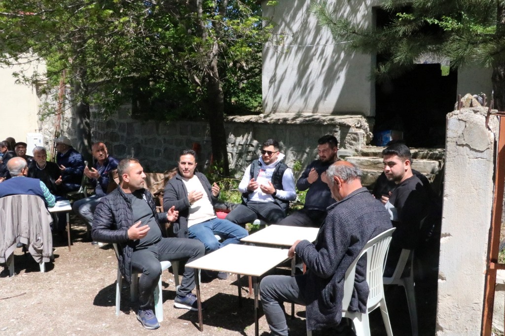ELLER HEP BİRLİKTE SEMAYA YÜKSELDİ