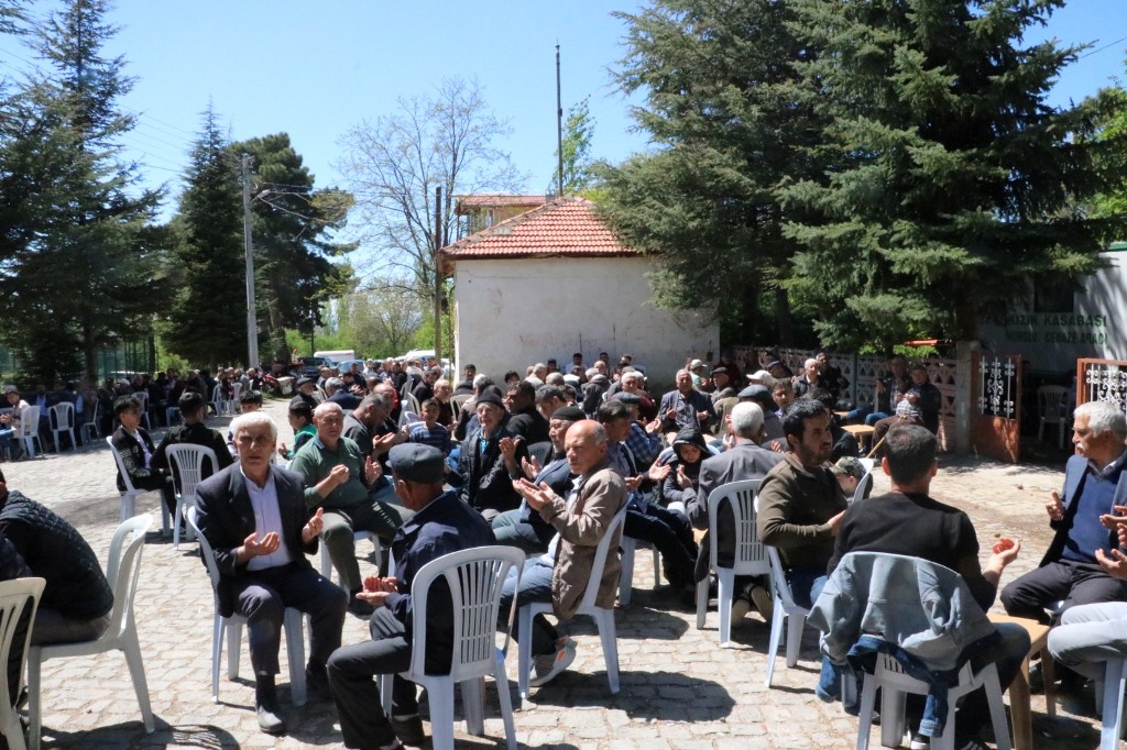 ELLER HEP BİRLİKTE SEMAYA YÜKSELDİ