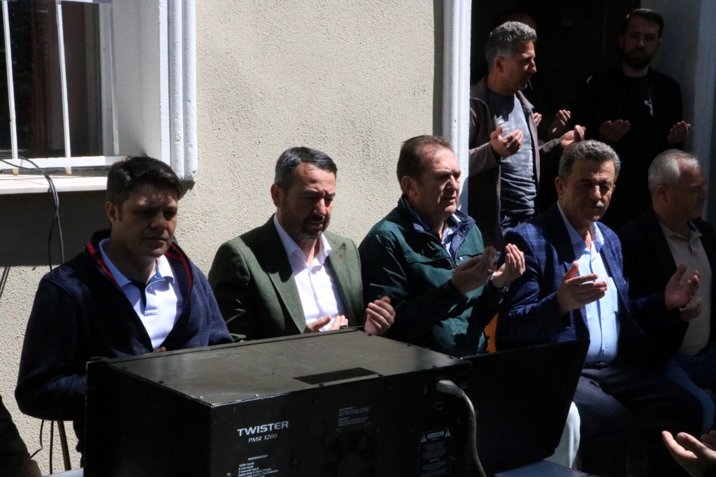 ELLER HEP BİRLİKTE SEMAYA YÜKSELDİ
