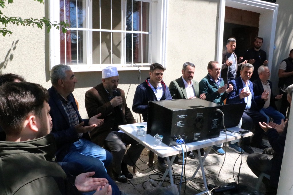 ELLER HEP BİRLİKTE SEMAYA YÜKSELDİ