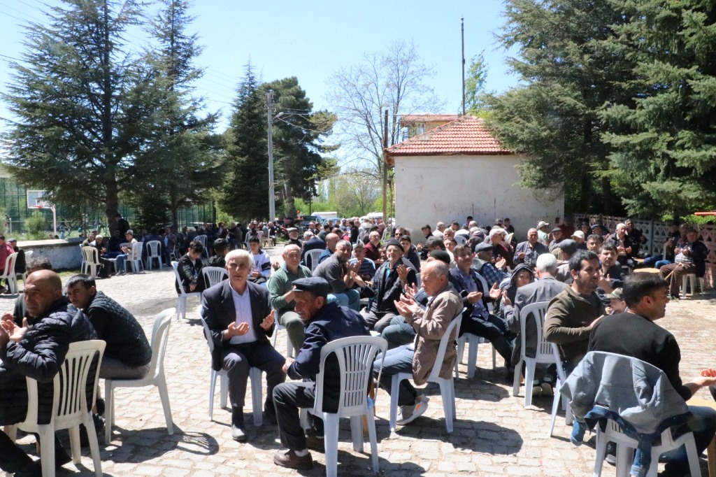 ELLER HEP BİRLİKTE SEMAYA YÜKSELDİ