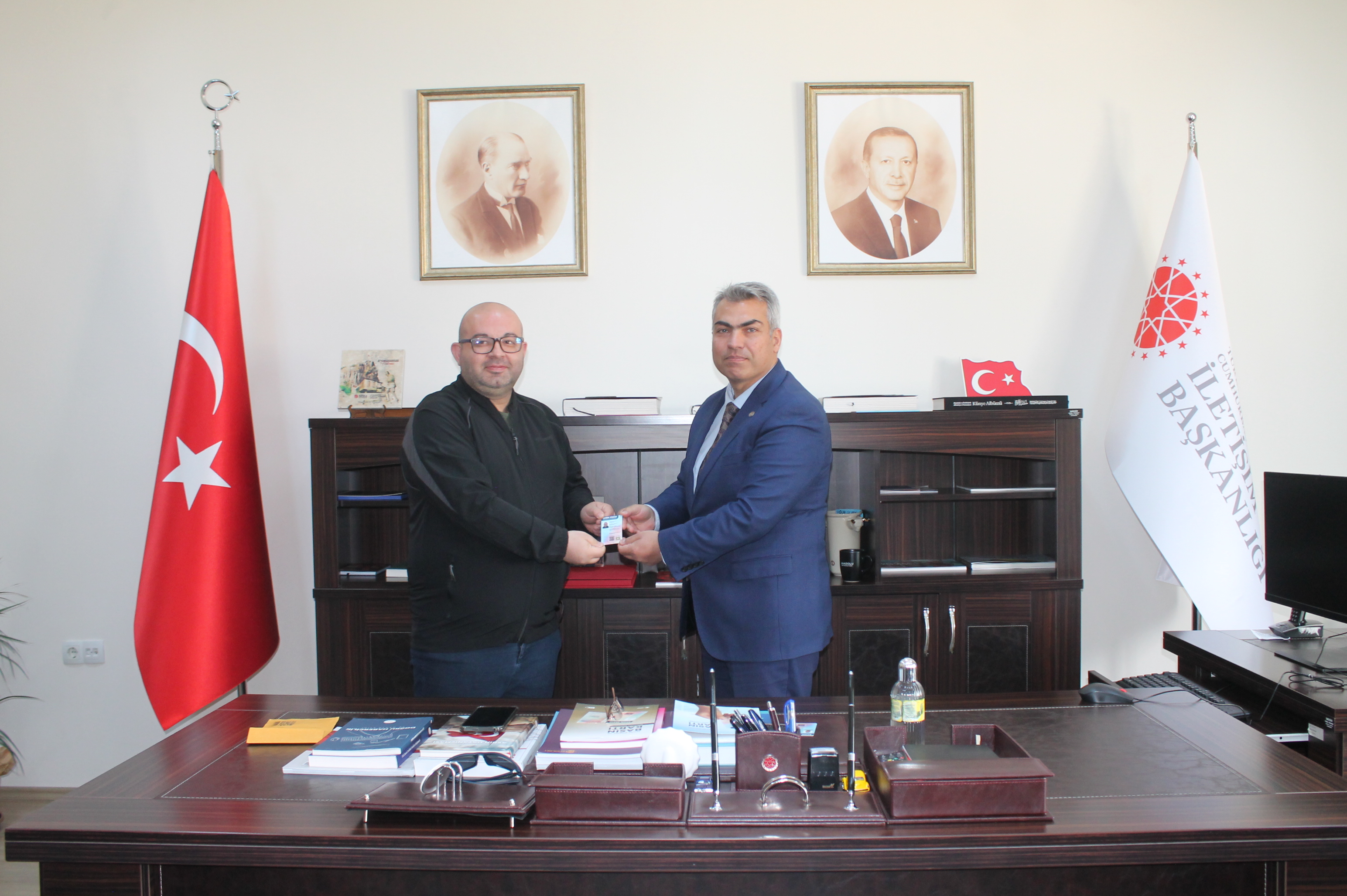 Gazeteciler düzenlenen törenle basın kartlarını Başkan Ülgen'den aldı