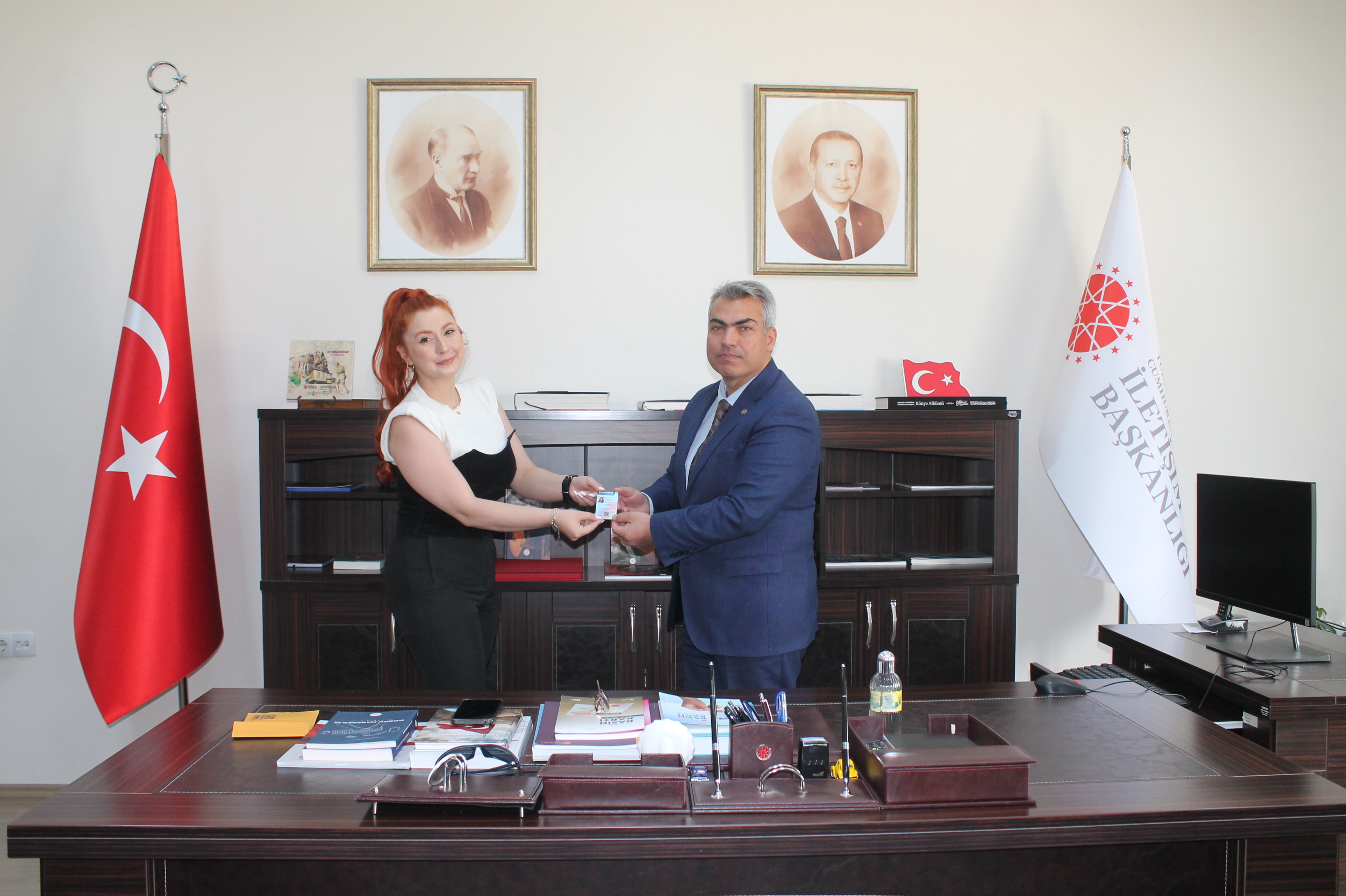 Gazeteciler düzenlenen törenle basın kartlarını Başkan Ülgen'den aldı