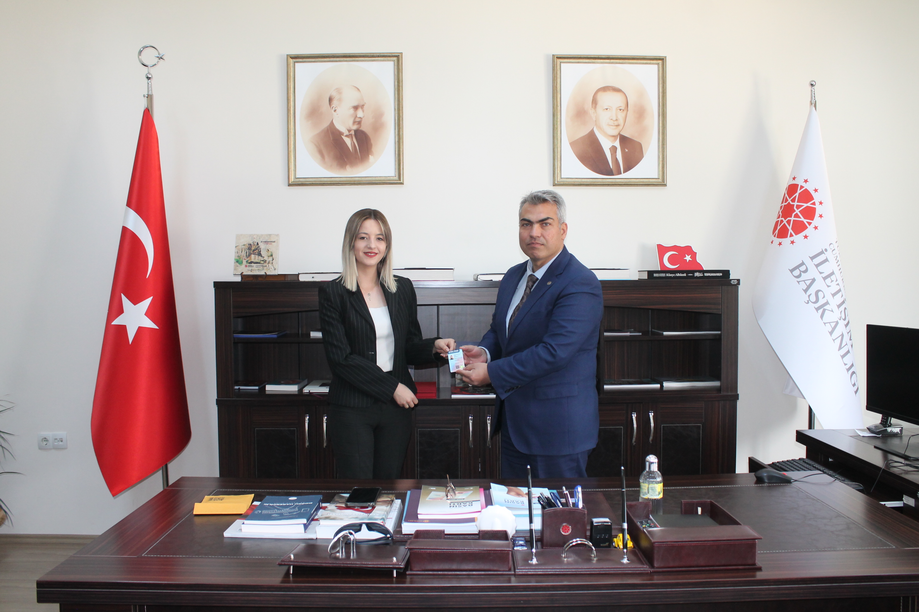 Gazeteciler düzenlenen törenle basın kartlarını Başkan Ülgen'den aldı