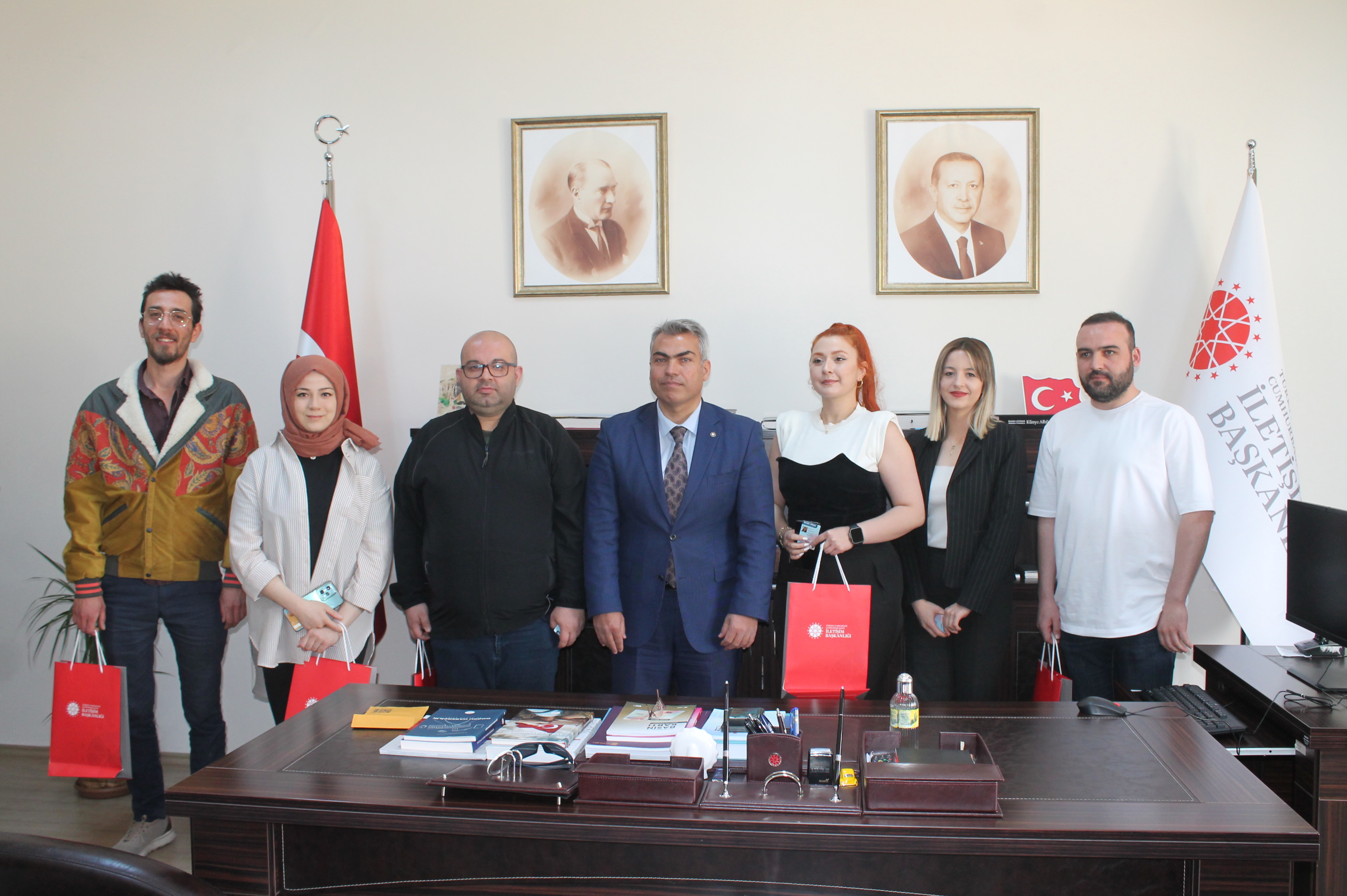 Gazeteciler düzenlenen törenle basın kartlarını Başkan Ülgen'den aldı